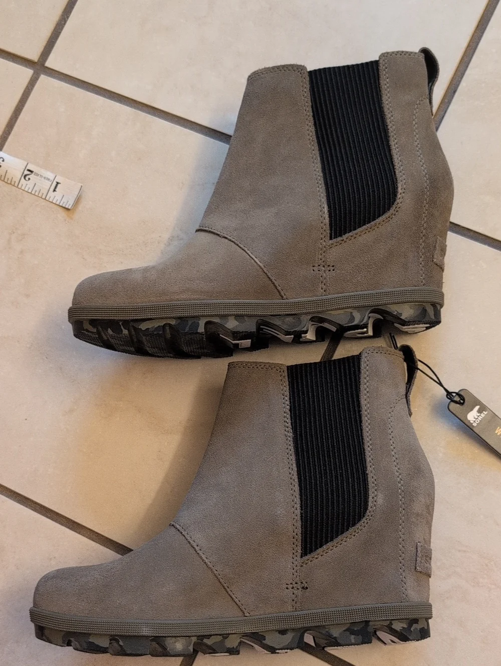 NWT Sorel Joan of Arctic Boots Gray Nubuck Chelsea Bootie Hidden Wedge Suede 8.5